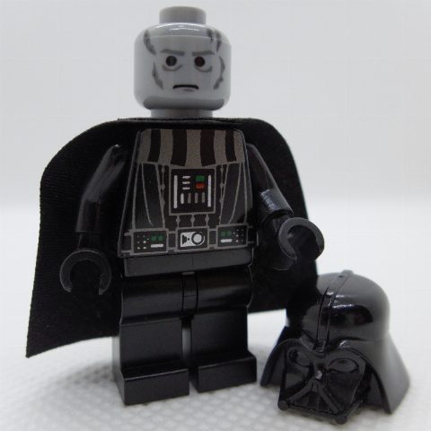 Minifigurka Darth Vader, Light Bluish Gray Skin, Scarred Right Cheek, Eyebrows