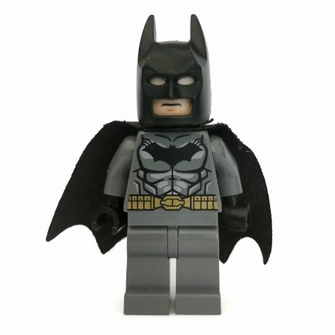 Minifigurka Batman, Dark Bluish Gray Suit, Black Cape and Cowl, Light Nougat Head, Dark Bluish Gray Hips, Muscles Outline
