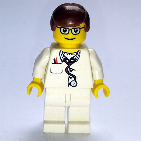 Minifigurka Doctor, White Torso with Stethoscope and Pocket, White Legs, Reddish Brown Hair, Glasses