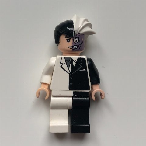 Minifigurka Two-Face in Black and White Outfit