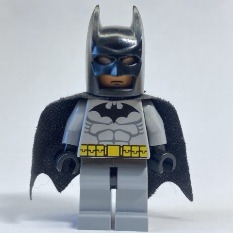 Minifigurka Batman, Light Bluish Gray Suit, Black Cape and Cowl, Light Nougat Head