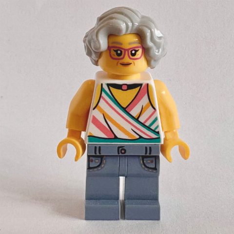 Minifigurka Woman, White Torso, Sand Blue Legs, Light Bluish Grey Hair