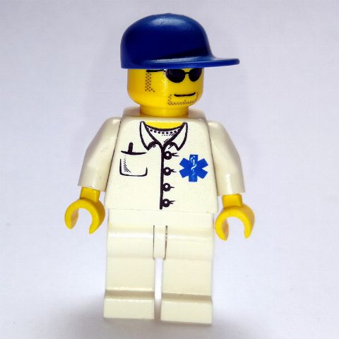 Minifigurka Doctor, White Shirt with Star of Life Logo, Blue Cap, Sunglasses