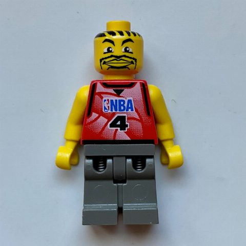 Minifigurka Basketball Player, Red Torso with #4, Dark Gray Legs