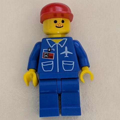 Minifigurka Ground Crew, Blue Jumpsuit with Plane and ID Badge, Red Cap