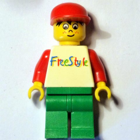 Minifigurka White Torso, Freestyle, Green Legs, Red Cap