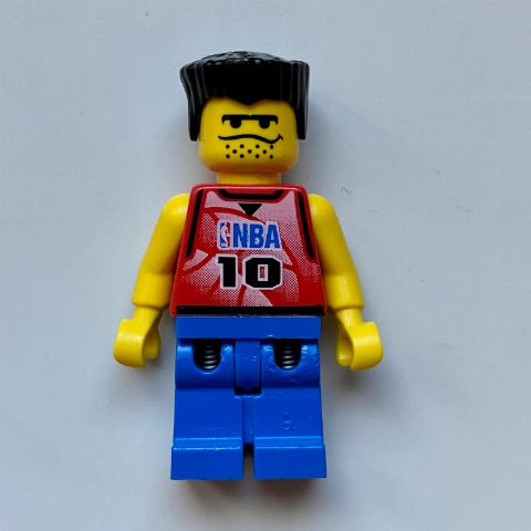 Minifigurka Basketball Player, Red Torso with #10, Blue Legs, Black Flat Top Hair