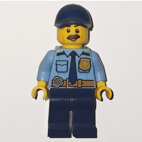 Minifigurka Policeman, Bright Light Blue Shirt with Dark Blue Tie, Badge, and Radio on Belt, Dark Blue Cap, Moustache