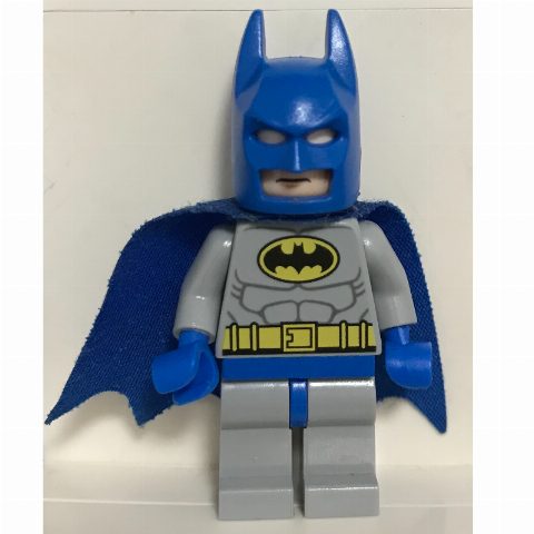 Minifigurka Batman, Light Bluish Gray Suit, Blue Cowl and Cape