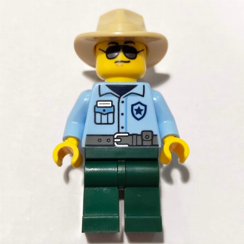 Minifigurka Ranger, Bright Light Blue Torso, Dark Green Legs, Fedora, Sunglasses