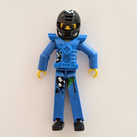 Minifigurka Technic Figure Blue Legs, Blue Top with Technic Logo, Black Hair and Sunglasses - Black Helmet