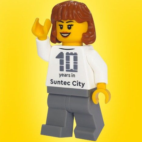 Zestaw LEGO Celebrating 10 Years at Suntec City - Female Minifigure (LEGO Brand Store)