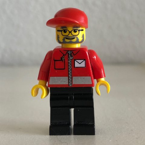 Minifigurka Postal Worker, Red Jacket with Zipper and Letter Logo, Black Legs, Red Cap, Beard and Glasses