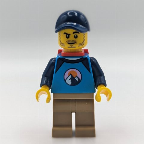 Minifigurka Dirt Bike Rider, Male - Dark Azure Top, Dark Tan Legs, Red Backpack, Dark Blue Cap