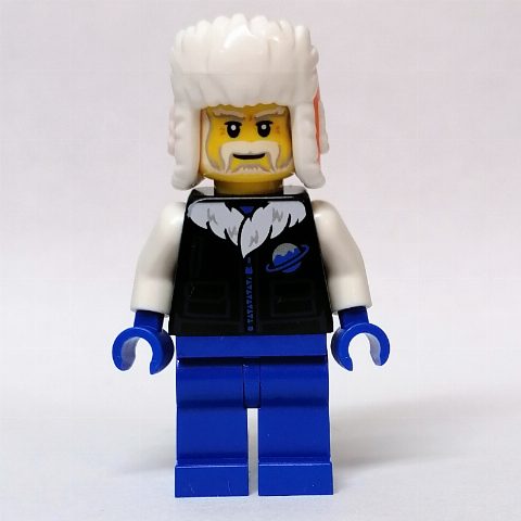 Minifigurka Black Torso, Blue Legs, Orange/White Hat