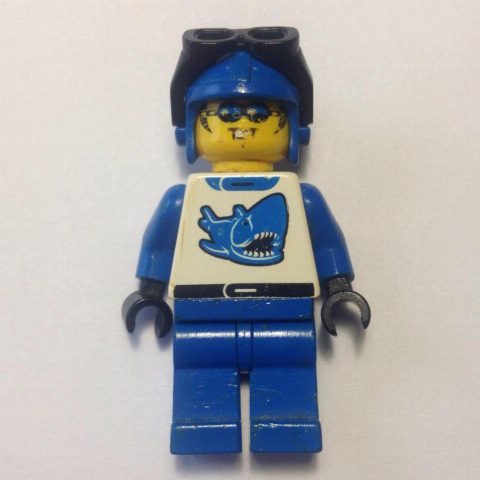 Minifigurka Racer, Blue and White Outfit with Shark, Blue Hat with Goggles