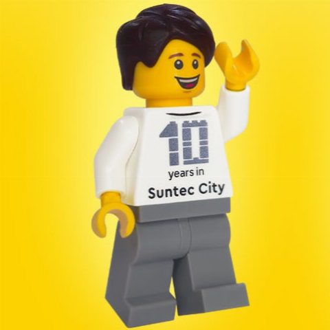 Zestaw LEGO Celebrating 10 Years at Suntec City - Male Minifigure (LEGO Brand Store)