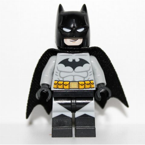 Minifigurka Batman, Light Bluish Gray Suit, Black Cape and Cowl, Black Head