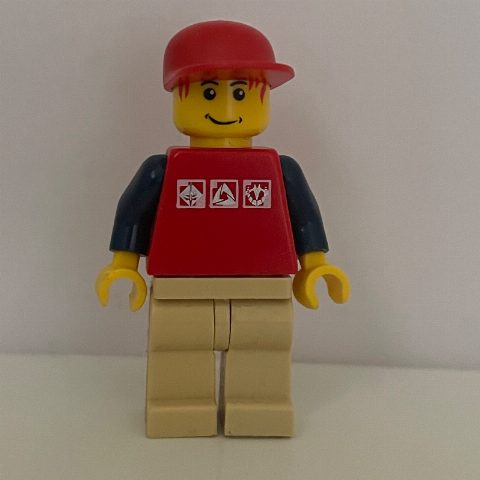 Minifigurka Man, Red Top with Dark Blue Arms, Tan Legs, Red Cap