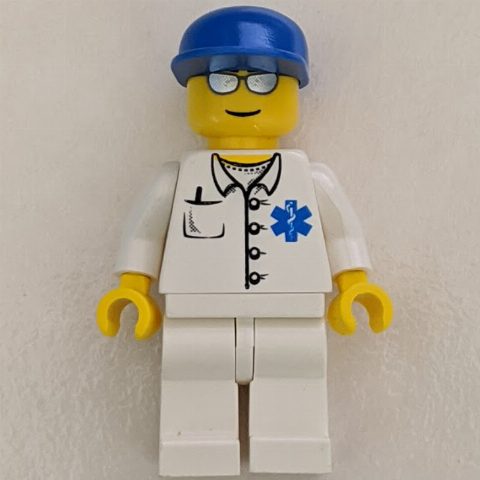 Minifigurka Doctor, White Shirt with Star of Life Logo, Blue Cap, Silver Sunglasses