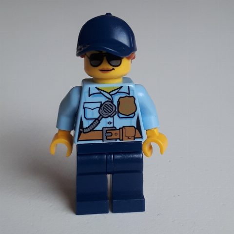 Minifigurka Policewoman Sam Solo, Bright Light Blue Shirt with Radio and Badge, Dark Blue Legs, Dark Blue Cap with Hair, Sunglasses