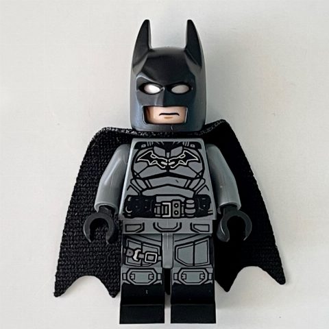 Minifigurka Batman, Dark Bluish Gray Suit, Black Cape and Cowl, Light Nougat Head, Dark Bluish Gray Hips, Black Legs