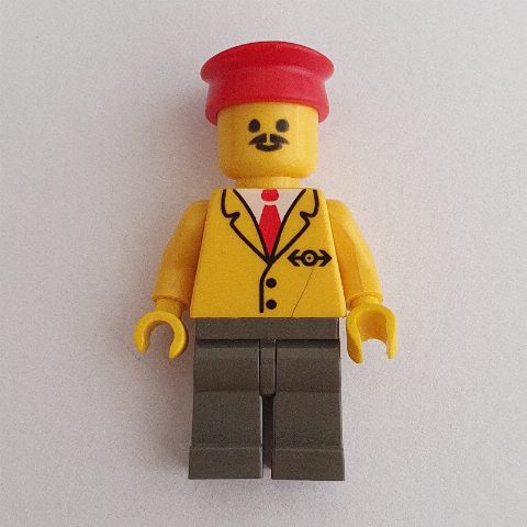 Minifigurka Train Employee - Yellow Torso, Dark Grey Legs, Red Hat