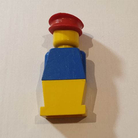 Minifigurka LEGOLAND Blue Torso, Yellow Legs, Red Hat