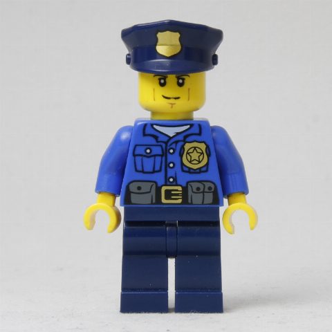 Minifigurka Policeman, Blue Shirt with Badge and Pouches, Dark Blue Legs, Dark Blue Police Hat with Badge, Cheek Lines